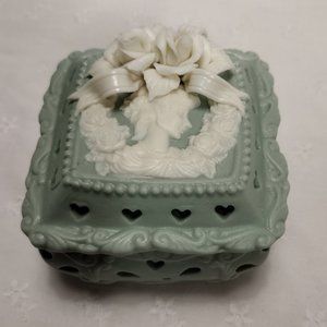 🎬 Jasperware Cameo Lady & Roses Square Trinket Box